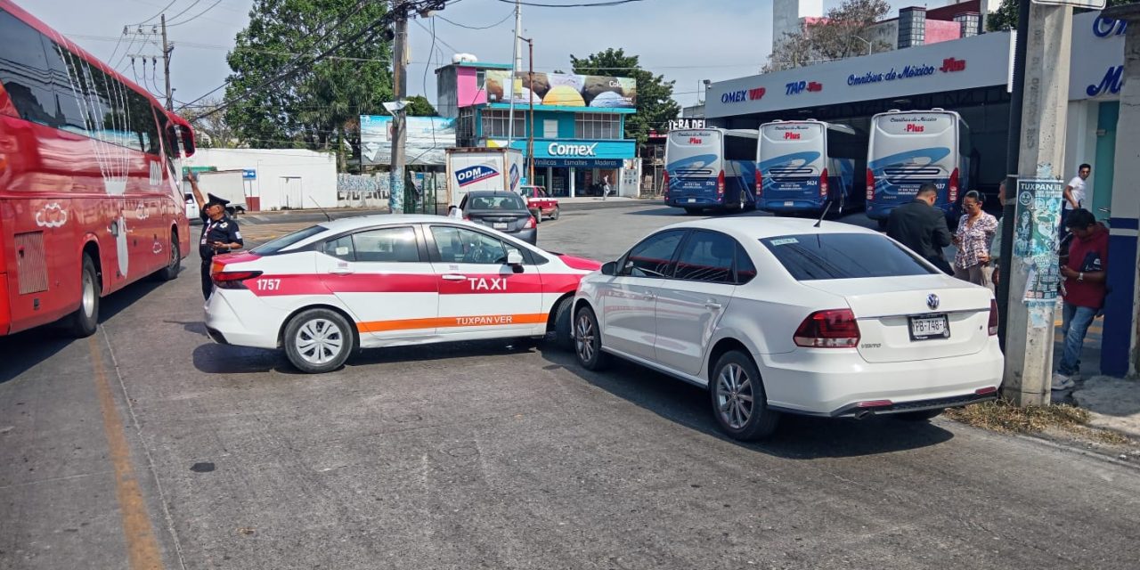 TAXI ARREMETE CONTRA VENTO