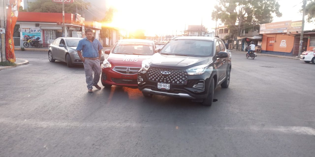 TAXI Y DODGE ATTITUD CHOCAN EN AVILA CAMACHO