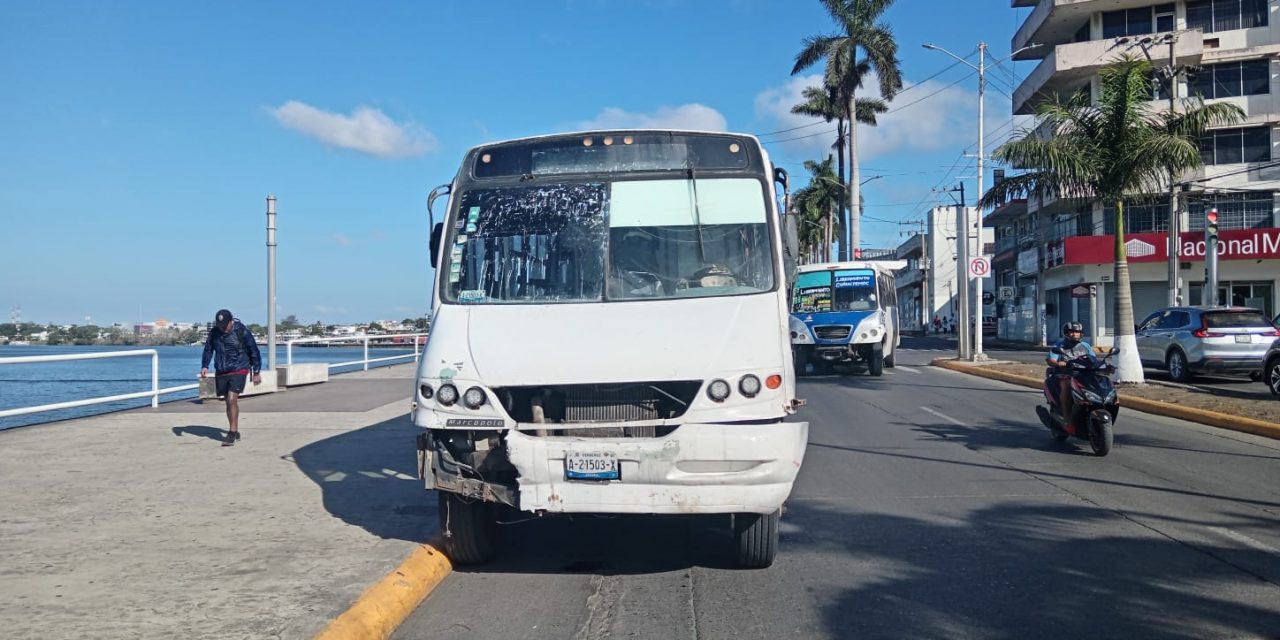 AUTOBÚS IMPACTA A TAXI