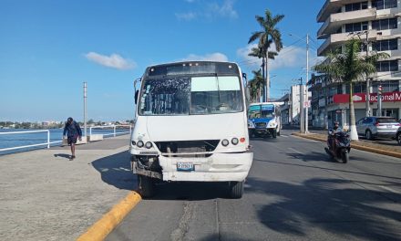 AUTOBÚS IMPACTA A TAXI
