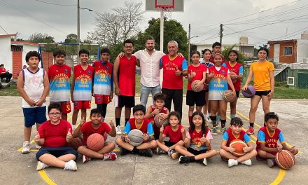 Daniel Cortina entrega tableros y el pintado de cancha de basquetbol en Infonavit Tenechaco