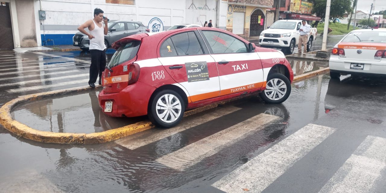 TAXISTA PIERDE EL CONTROL EN CAMELLÓN DE LA CUAUHTÉMOC