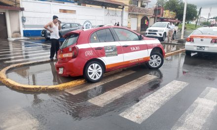 TAXISTA PIERDE EL CONTROL EN CAMELLÓN DE LA CUAUHTÉMOC