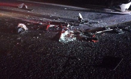 MUERE AL INSTANTE AL COLISIONAR CON UN TRAILER