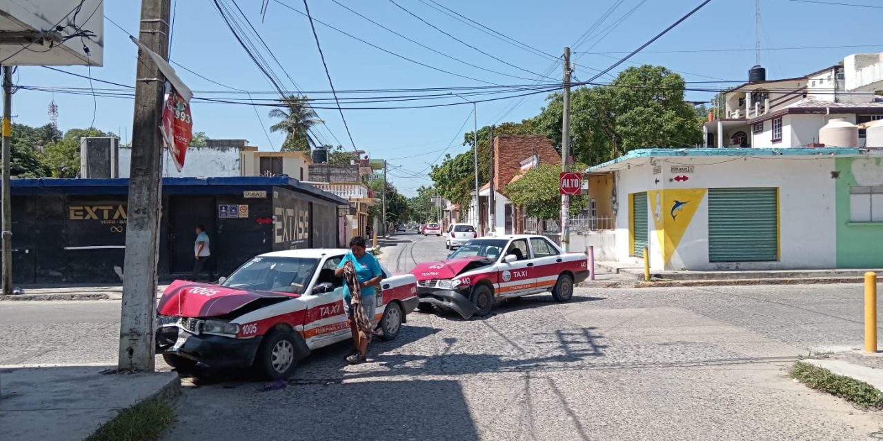 ENCONTRONAZO ENTRE TAXIS