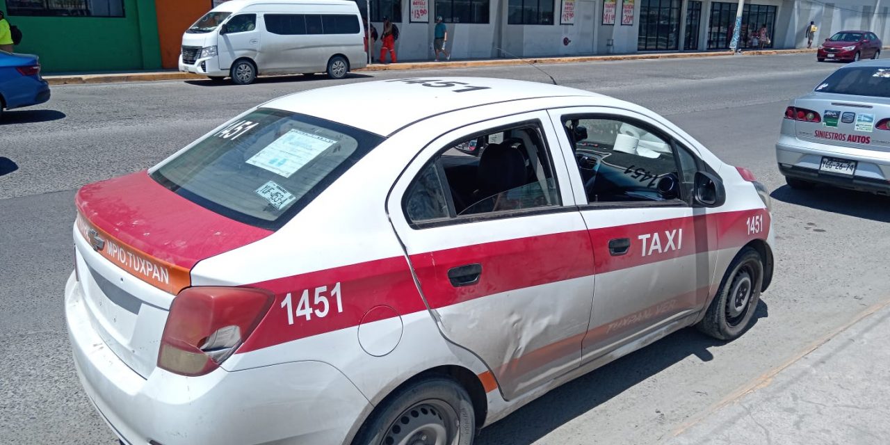 TAXIS COLISIONAN EN EL BOULEVARD