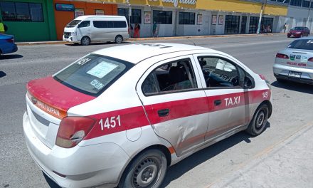 TAXIS COLISIONAN EN EL BOULEVARD