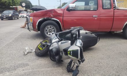 NO RESPETA SEÑALIZACIÓN DE ALTO Y CHOCA