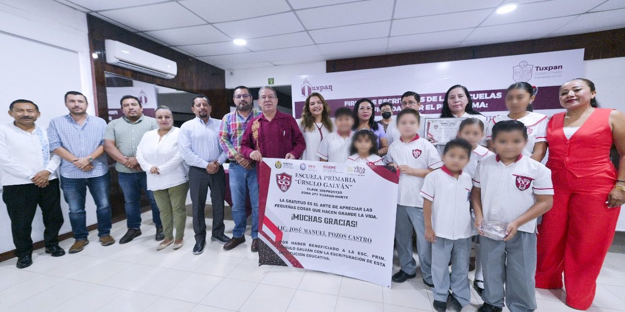 En Tuxpan se abaten rezagos de más de 113 años en materia de escrituración de escuelas