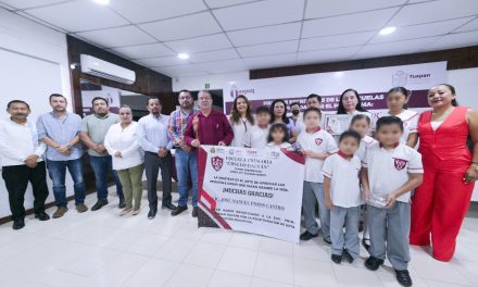 En Tuxpan se abaten rezagos de más de 113 años en materia de escrituración de escuelas