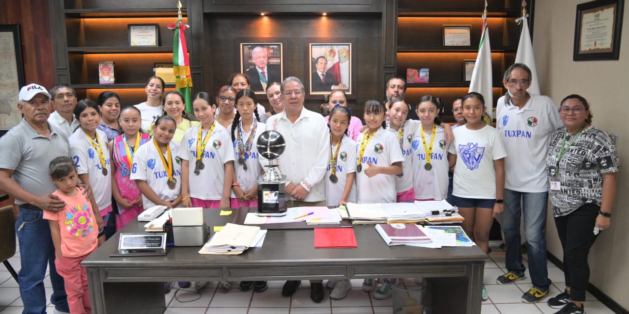 Alcalde José Manuel Pozos Castro felicitó a niñas tuxpeñas que representaron a Veracruz y lograron un campeonato nacional de básquetbol.