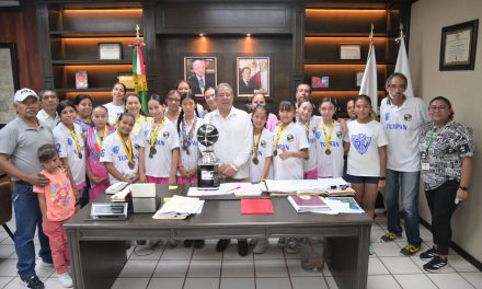 Alcalde José Manuel Pozos Castro felicitó a niñas tuxpeñas que representaron a Veracruz y lograron un campeonato nacional de básquetbol.