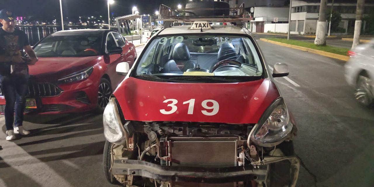 TAXI IMPACTA A VEHÍCULO ESTACIONADO