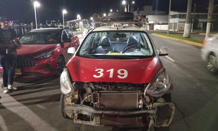 TAXI IMPACTA A VEHÍCULO ESTACIONADO