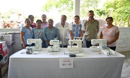 Entrega Pamela Morales Huesca, Presidenta del DIF Tuxpan más proyectos productivos en comunidades