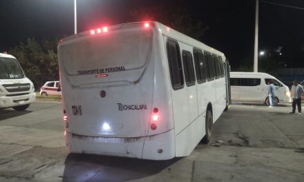 VEHÍCULO PESADO SE ATORA CON EL CONCRETO