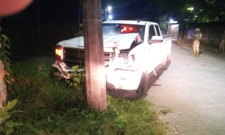 SE LE ATRAVESÓ UN POSTE