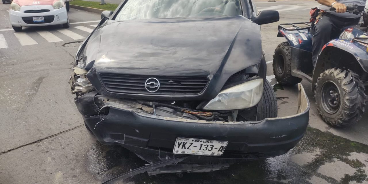 ASTRA ARREMETE A TAXI