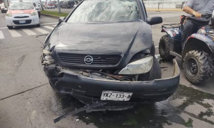 ASTRA ARREMETE A TAXI