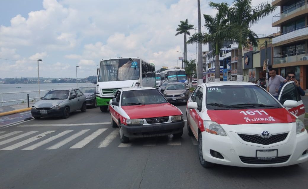 COLISIONAN 2 TAXIS EN PLENO BOULEVARD