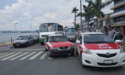 COLISIONAN 2 TAXIS EN PLENO BOULEVARD