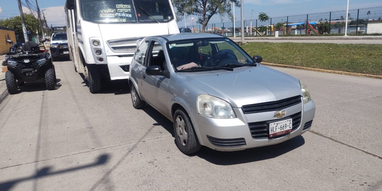 AUTOBÚS CHOCA CON CHEVY