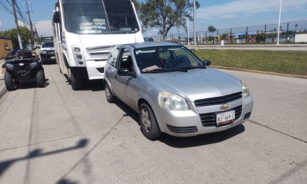AUTOBÚS CHOCA CON CHEVY