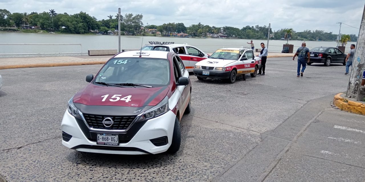 TAXISTAS CHOCAN EN EL BOULEVARD
