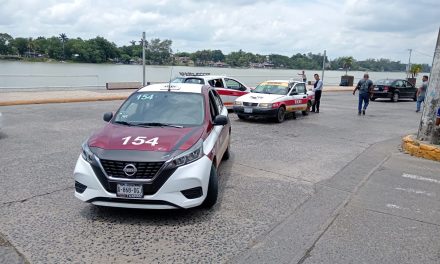 TAXISTAS CHOCAN EN EL BOULEVARD