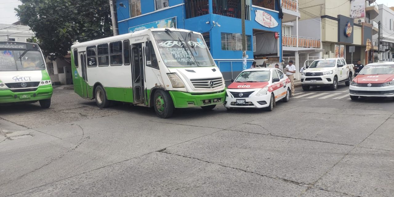 INVADE CARRIL Y COLISIONA A TAXI