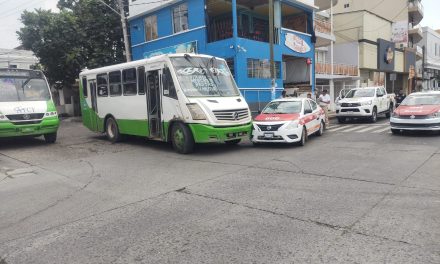 INVADE CARRIL Y COLISIONA A TAXI
