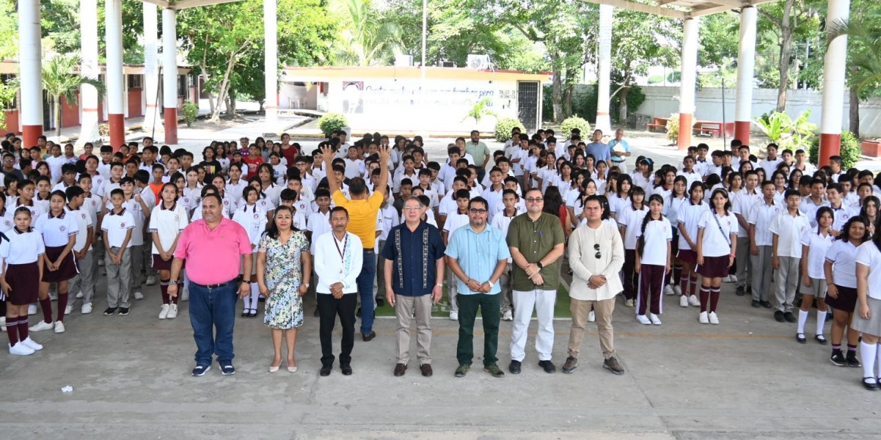 Hoy se entregaron 25 computadoras, 1 impresora, 9 reguladores y 1 proyector, a la Escuela Secundaria Técnica Industrial Núm. 76.
