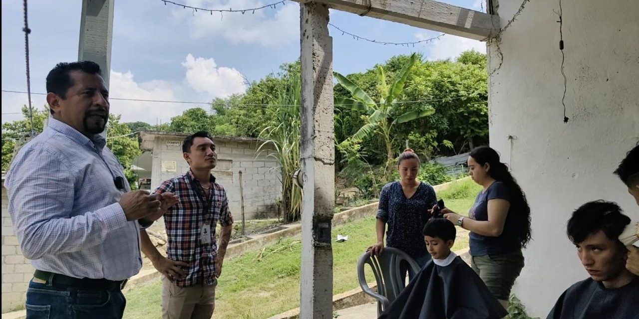 Juan Gómez contribuye en la economía del regreso a clases.