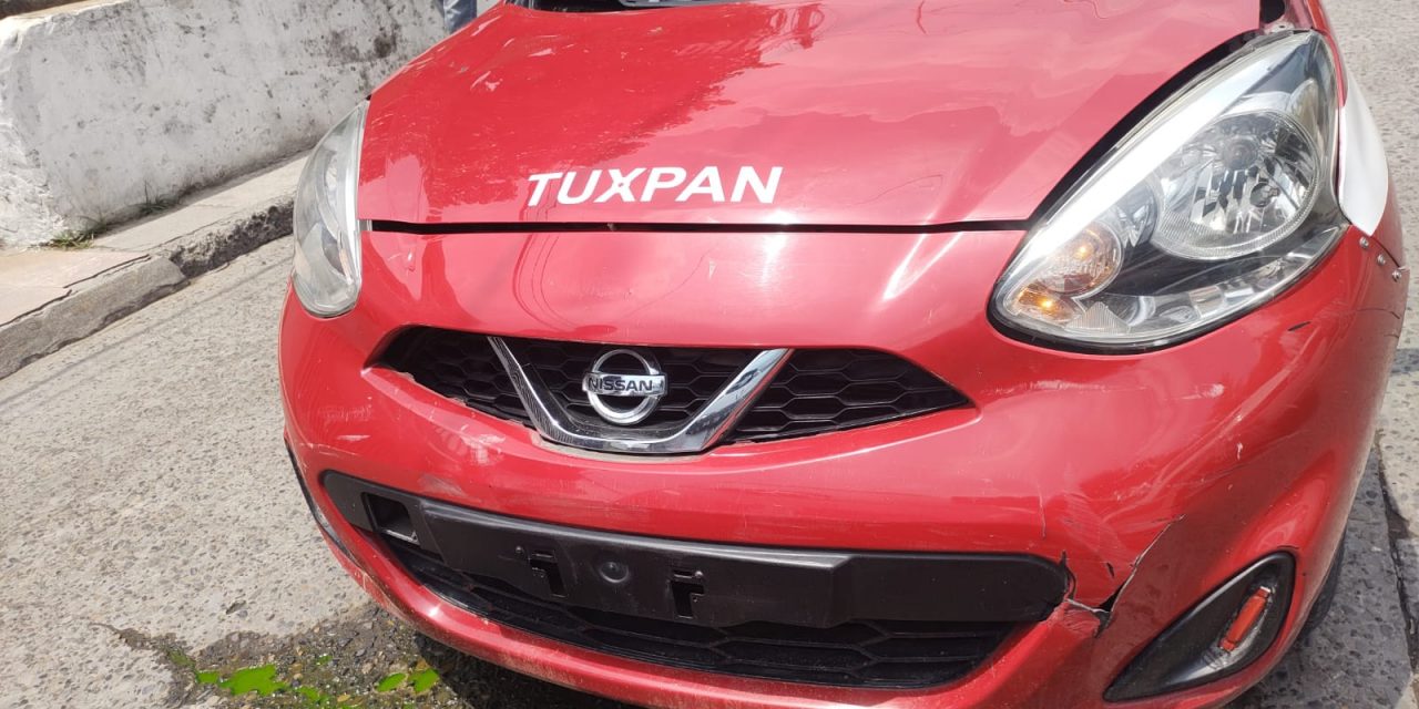 TAXI ARREMETE A RENAULT