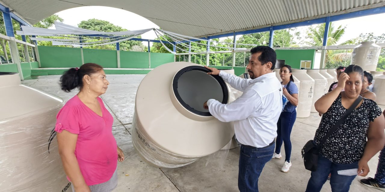 Regidor 5 Juan Gómez entrega tinacos subsidiados a familias de Buenos Aires