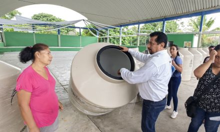 Regidor 5 Juan Gómez entrega tinacos subsidiados a familias de Buenos Aires