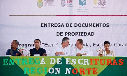 Más escuelas de Tuxpan y la región ya cuentan con escrituras, lo que les da certeza jurídica