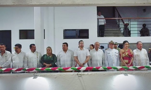 Con gran fervor patrio se realizó en Tuxpan la ceremonia del Grito de Independencia