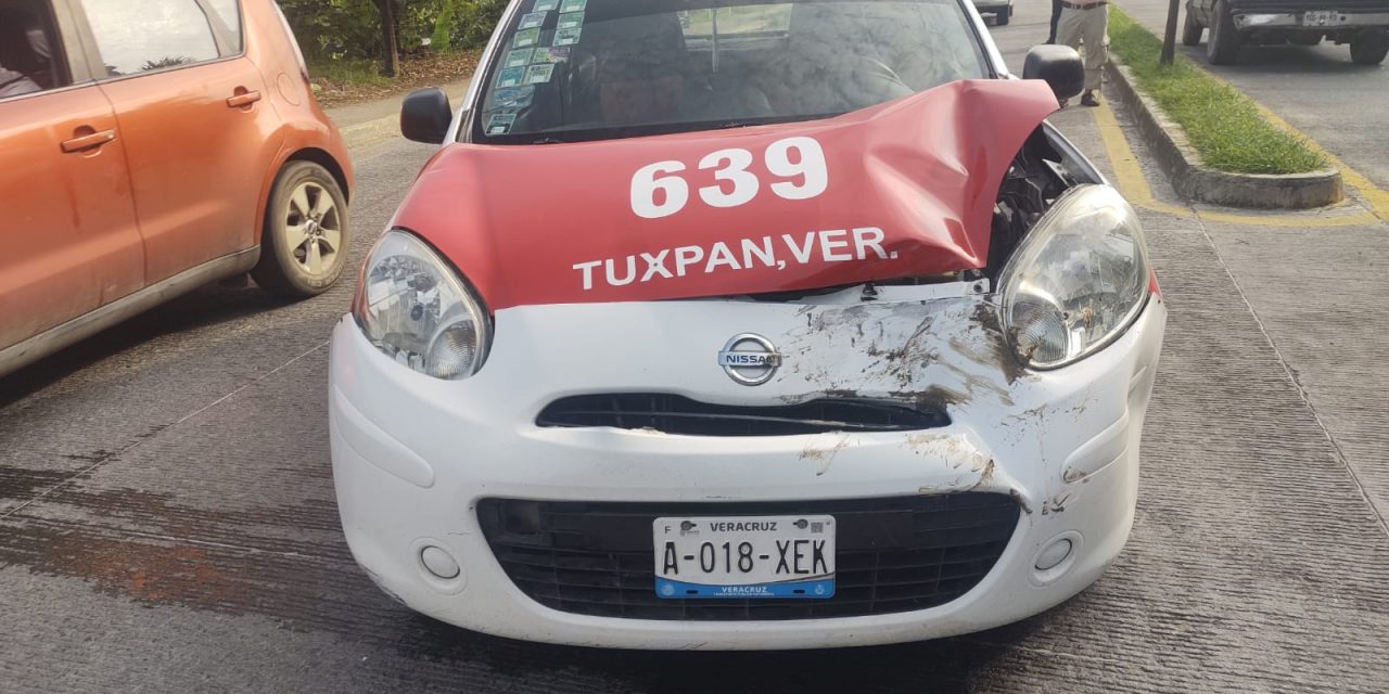 Se impacta contra taxi