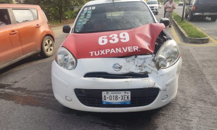 Se impacta contra taxi