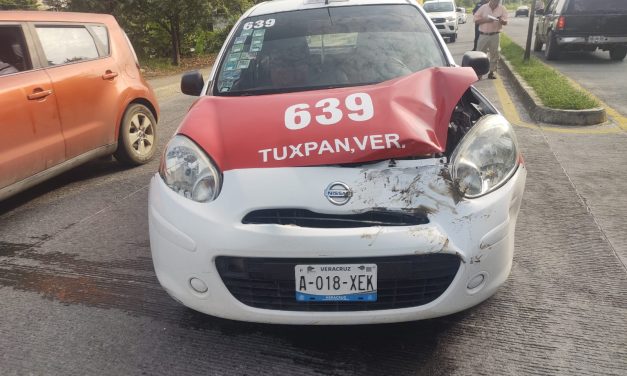 Se impacta contra taxi