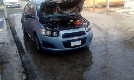 Incendio casi consume un automóvil