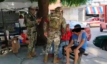 Violento y cobarde taxista golpea a un octagenario