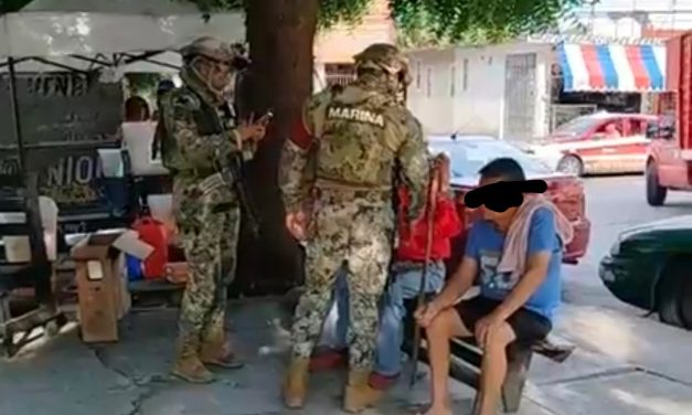 Violento y cobarde taxista golpea a un octagenario