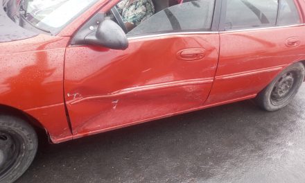 TAXISTA CHOCA EN EL BOULEVARD