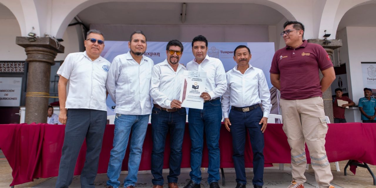 En el marco del Lunes Cívico se hizo entrega de escrituras a la Escuela Primaria José L. Garizurieta