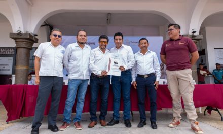 En el marco del Lunes Cívico se hizo entrega de escrituras a la Escuela Primaria José L. Garizurieta