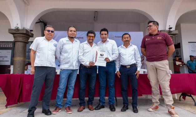 En el marco del Lunes Cívico se hizo entrega de escrituras a la Escuela Primaria José L. Garizurieta