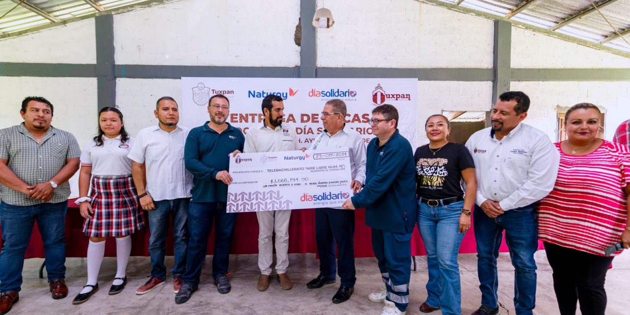 Estudiantes del Telebachillerato Aire Libre Km 15, recibieron becas de la Asociación Día “Solidario”, de Gas Naturgy.