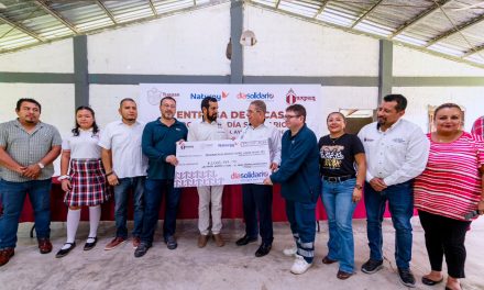 Estudiantes del Telebachillerato Aire Libre Km 15, recibieron becas de la Asociación Día “Solidario”, de Gas Naturgy.